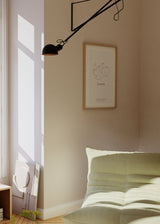 Cuadro decorativo de estilo minimalista y blanco_y_negro colocado en habitación_bebé, Lámina personalizada de nacimiento de bebé, modelo Llegué al Mundo