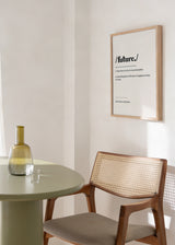 Wandbild mit typografischer Definition des Wortes future in Schwarz auf weißem Hintergrund, feinen Linien, klarer Komposition und minimalistischem Stil. Erhältlich auf kudeko.com
