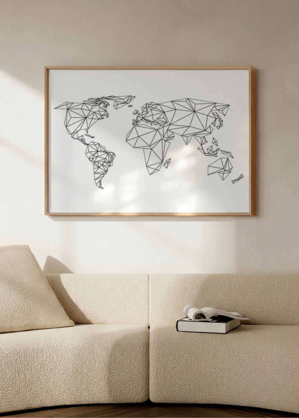Tableau horizontal avec carte du monde en lignes noires, continents polygonaux sur fond blanc et composition épurée au style géométrique contemporain. Disponible sur kudeko.com