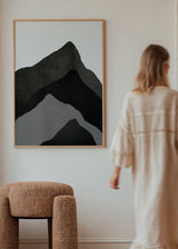 Cuadro decorativo de estilo minimalista y blanco_y_negro colocado en salón, montañas abstractas en blanco y negro, modelo 4 Black Mountains