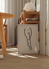 Cuadro decorativo de estilo minimalista y blanco_y_negro colocado en salón, silueta femenina abstracta en blanco y negro, modelo Abstracción Femenina I