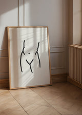 Gerahmtes Wandbild mit weiblicher Silhouette in feinen schwarzen Linien auf cremeweißem Hintergrund, klare Komposition, minimalistischer Stil und moderne Wandgestaltung. Erhältlich auf kudeko.com