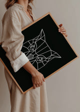 Quadro com coruja frontal, linhas brancas, formas angulares simétricas, fundo preto e composição limpa de estilo geométrico elegante. Disponível em kudeko.com