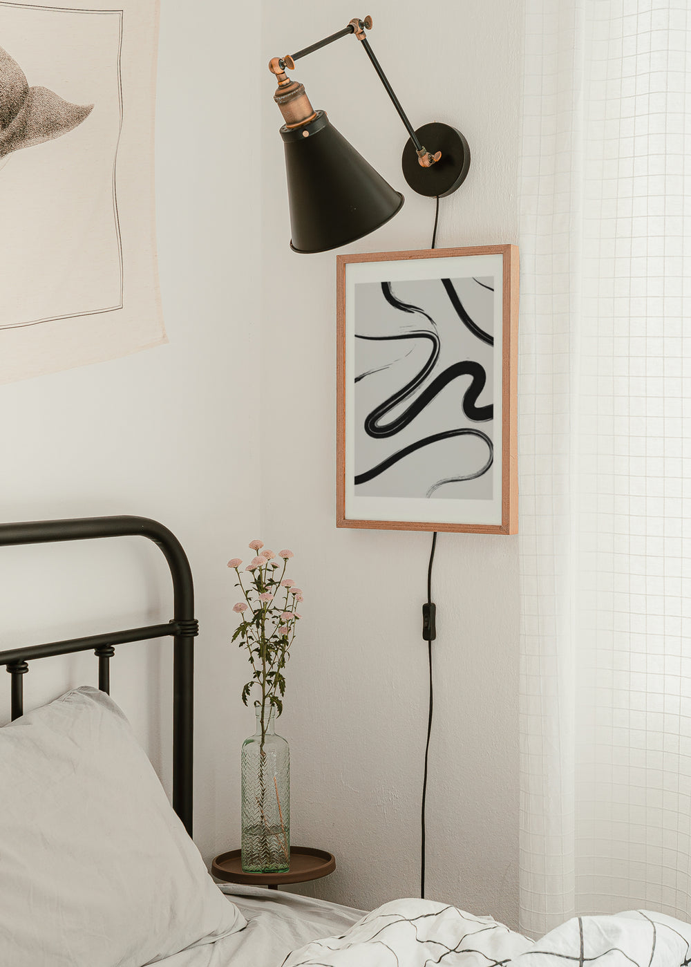 Cuadro decorativo de estilo minimalista y blanco_y_negro colocado en salón, trazos abstractos en blanco y negro, modelo Caminos