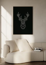 Wandbild mit Hirschmotiv aus weißen geometrischen Linien, markantem Geweih, schwarzem Hintergrund und modernem zentriertem Stil. Erhältlich auf kudeko.com