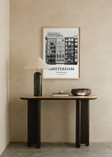 Cuadro decorativo de estilo minimalista y blanco_y_negro colocado en salón, fotografía en blanco y negro de Ámsterdam, modelo Cuadro Ámsterdam