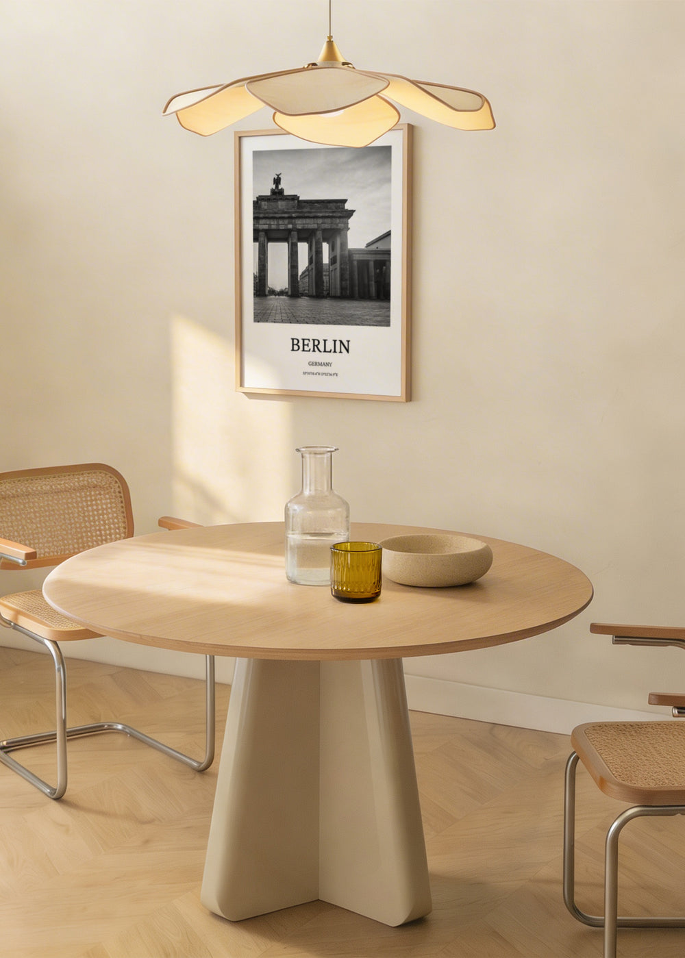Wandbild des Brandenburger Tors in Berlin mit monumentalen Säulen, Kopfsteinpflaster, grauem Himmel und urbaner Komposition in Schwarz-Weiß im eleganten, zeitlosen Städte-Stil. Erhältlich auf kudeko.com