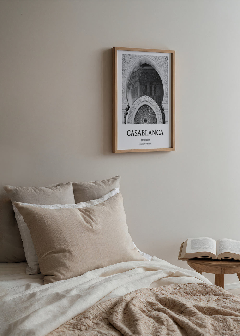 Wandbild mit monumental wirkendem Bogen marokkanischer Architektur, ornamentalen Reliefs, geometrischen Mosaiken sowie Weiß-, Grau- und Schwarztönen im eleganten fotografischen Stil. Erhältlich auf kudeko.com