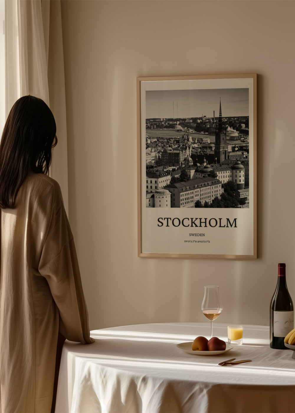 Wandbild mit urbanem Panorama von Stockholm, historischen Dächern, Hafen, Kirche mit hoher Turmspitze, Schwarzweiß Tönen und edlem fotografischem Stil. Erhältlich auf kudeko.com