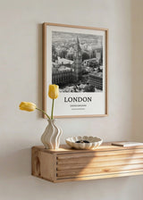 Cuadro decorativo de estilo minimalista y blanco_y_negro colocado en salón, fotografía en blanco y negro de Londres, modelo Cuadro Londres