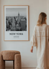 Cuadro decorativo de estilo minimalista y blanco_y_negro colocado en salón, fotografía urbana de Nueva York en blanco y negro, modelo Cuadro Nueva York