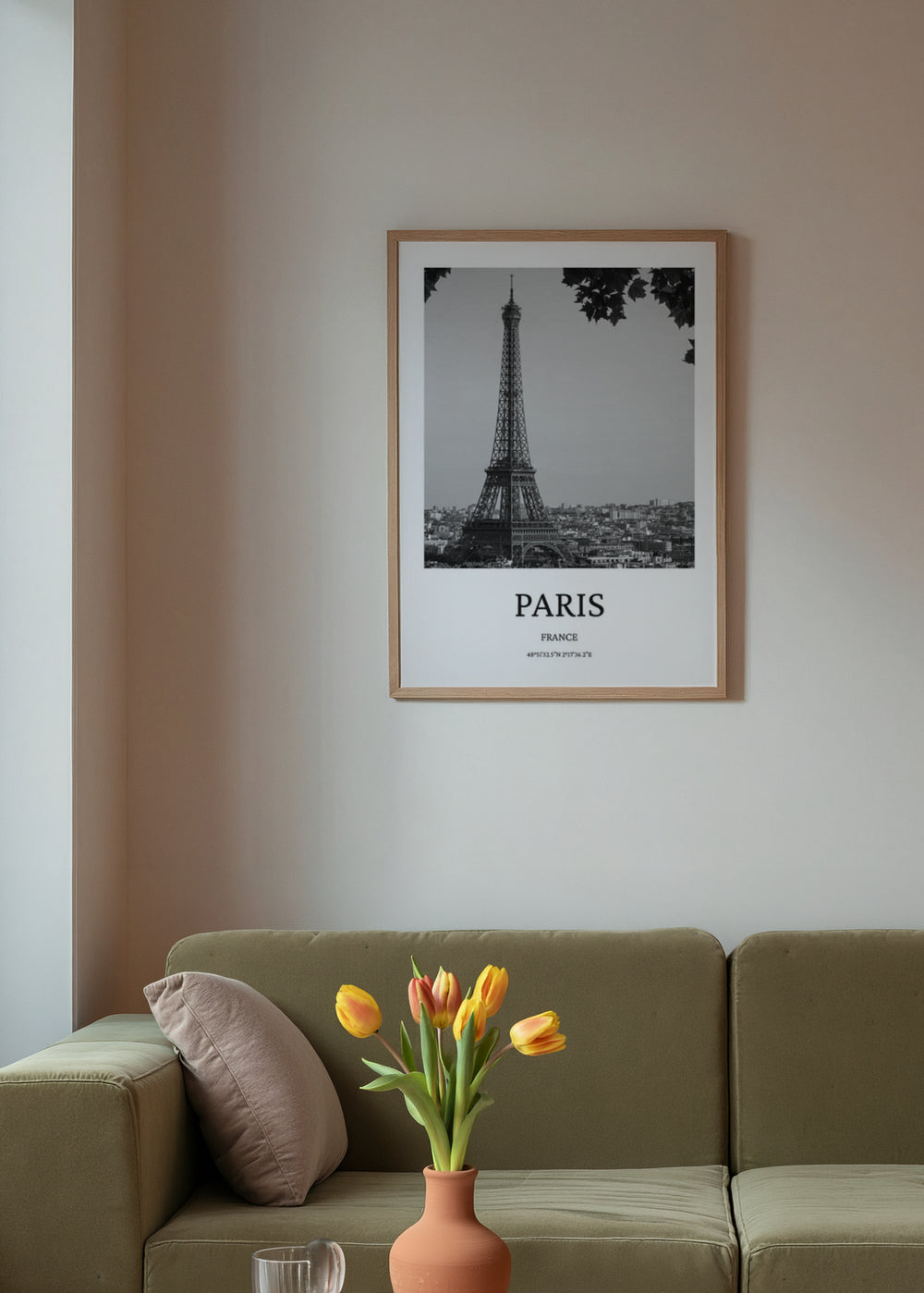Gerahmtes Wandbild mit Eiffelturm über der Skyline von Paris in Schwarz-Weiß, dunklen Blättern, typografischem Detail und elegantem urbanem Stil. Erhältlich auf kudeko.com