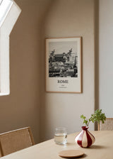 Wandbild mit Blick auf Rom, klassischem Monument, historischen Dächern, weißen, schwarzen und grauen Tönen, urbaner Komposition im eleganten architektonischen Stadtstil. Erhältlich auf kudeko.com