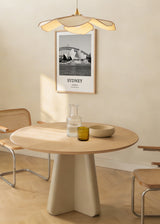 Quadro da Ópera de Sydney junto ao porto, com ponte metálica ao fundo, água em primeiro plano, tons de cinzento, branco e preto, estilo fotográfico elegante e urbano. Disponível em kudeko.com