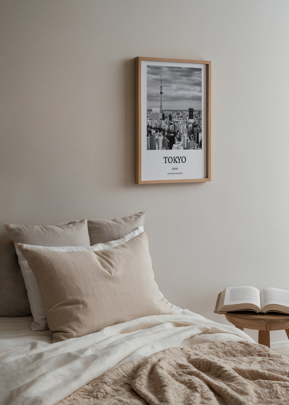 Wandbild mit urbanem Panorama von Tokio, dichter Gebäudekulisse, Skytree, bewölktem Himmel, schwarzen, weißen und grauen Tönen, fotografischem und elegantem Stil. Erhältlich auf kudeko.com