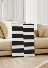 Gerahmtes Wandbild mit Stufenmuster in Schwarz und Weiß, schwarzen Blöcken, weißen Streifen und modernem geometrischem Stil für die Wandgestaltung. Erhältlich auf kudeko.com