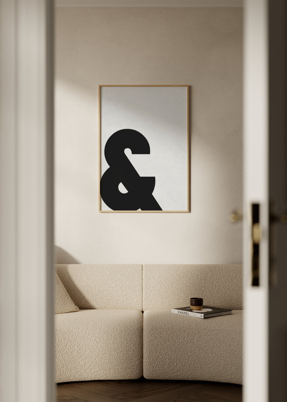 Cuadro decorativo de estilo minimalista y blanco_y_negro colocado en salón, símbolo tipográfico moderno en blanco y negro, modelo & Moderna