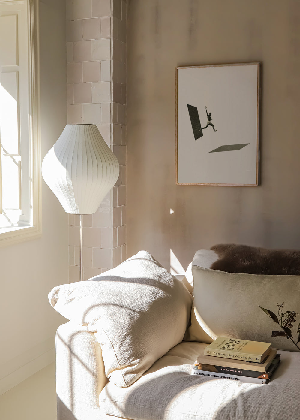 Gerahmtes Wandbild mit springender Athleten-Silhouette, schwarzen geometrischen Formen, weißem Hintergrund, grauen Nuancen und minimalistischem, konzeptionellem Stil mit motivierender Aussage. Erhältlich auf kudeko.com