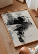 Cuadro decorativo de estilo minimalista y blanco_y_negro colocado en salón, composición abstracta en blanco y negro, modelo Paint Explosion V