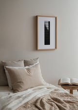 Quadro com linhas horizontais escuras, estrutura preta contrastante, fundo cinzento claro, luz diagonal e estilo geométrico contemporâneo a preto e branco. Disponível em kudeko.com