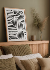 Cuadro decorativo de estilo minimalista y blanco_y_negro colocado en salón, composición abstracta de rayas negras, modelo Rayas Negras