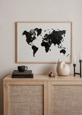 Cuadro decorativo de estilo minimalista y blanco_y_negro colocado en salón, mapa del mundo en blanco y negro, modelo The World