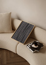 Cuadro decorativo de estilo minimalista y blanco_y_negro colocado en salón, patrón abstracto de ondas en franjas, modelo Waves in Stripes Pattern