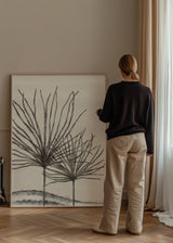 Cuadro decorativo de estilo minimalista y blanco_y_negro colocado en salón, árboles silvestres en blanco y negro, modelo Wild Trees