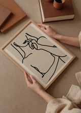 Wandbild mit weiblicher Silhouette in schwarzen Linien auf hellbeigem Hintergrund, mit Oberkörper, Lippen und Hand in eleganter minimalistischer Komposition im modernen Stil. Erhältlich auf kudeko.com