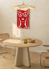 Cuadro decorativo de estilo minimalista y colorido colocado en salón, rostro femenino con gafas de paz rojas, modelo Gafas de Paz Rojo Brillante
