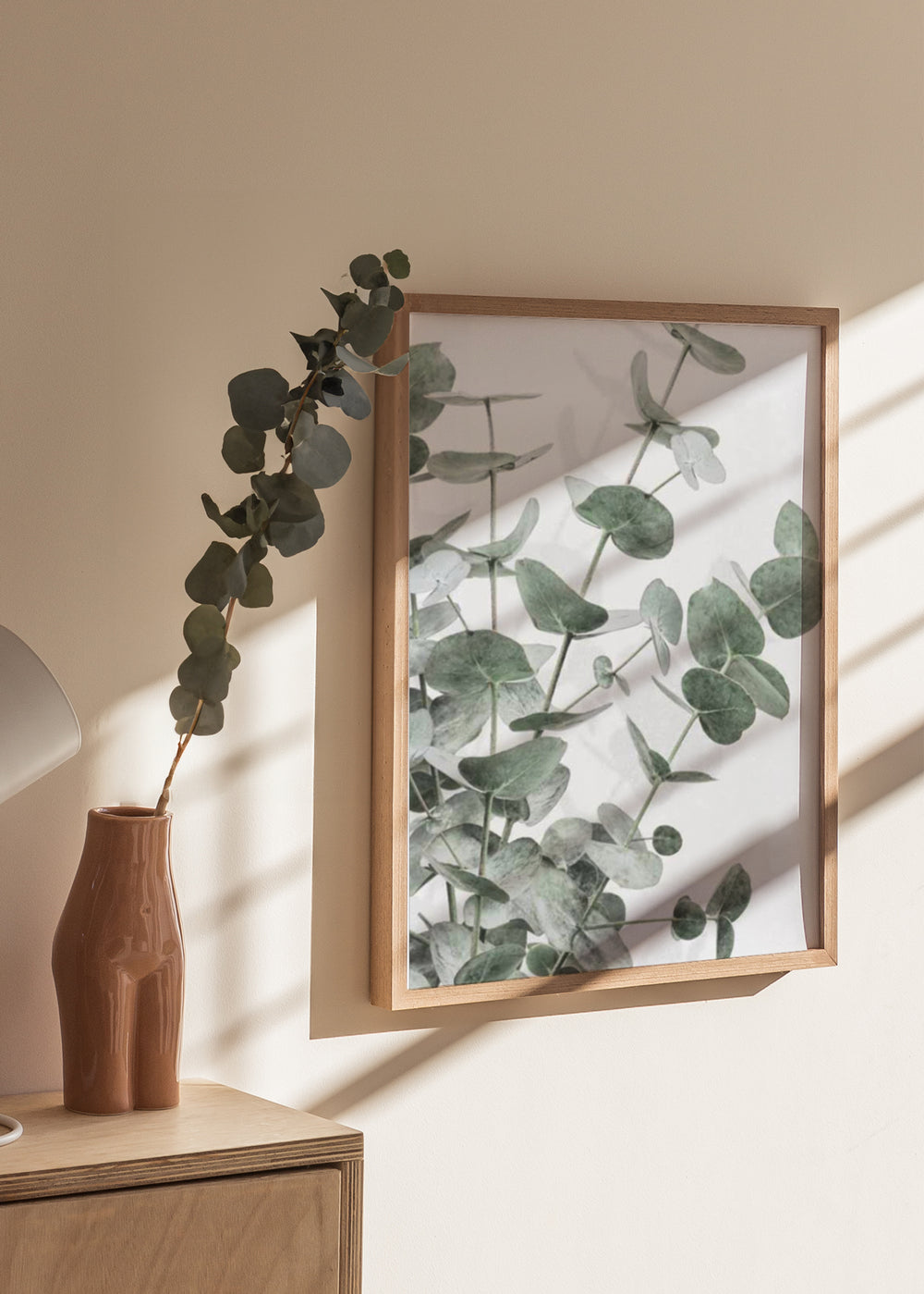 Cuadro decorativo de estilo minimalista y flores colocado en salón, ramas de eucalipto en tonos suaves, modelo Eucalipto II