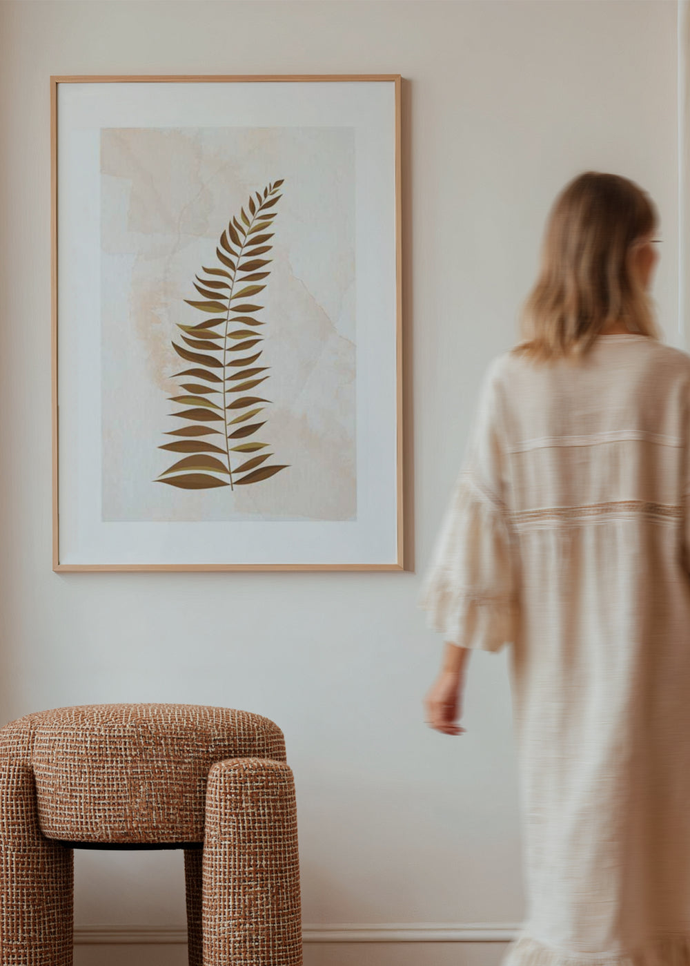 Tableau encadré avec feuille de fougère stylisée, tons cuivre, brun et beige sur fond clair, composition épurée au style minimaliste et naturel. Disponible sur kudeko.com