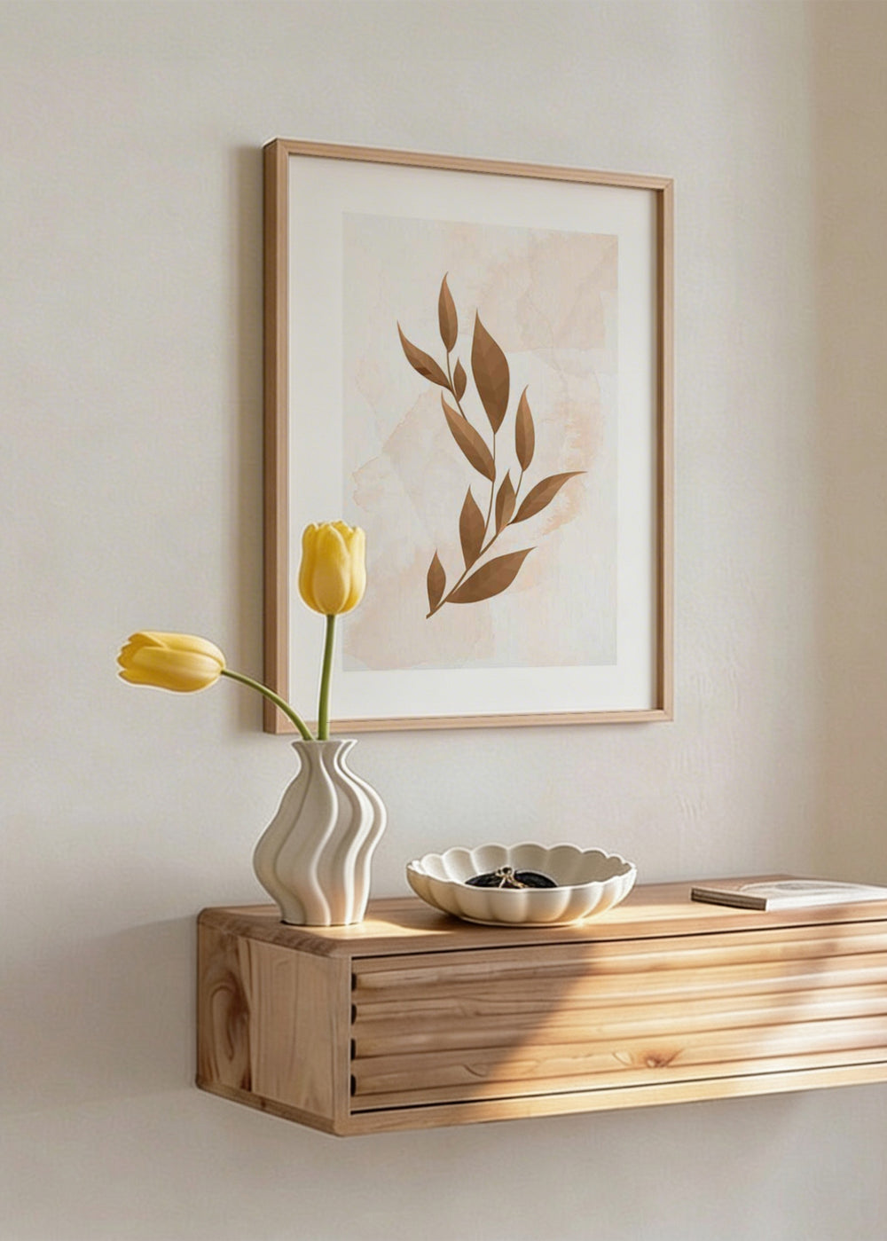 Gerahmtes Wandbild mit stilisiertem Blattzweig in Kupfer, Braun und hellem Beige, auf sanft texturiertem Hintergrund, im minimalistischen und beruhigenden Stil. Erhältlich auf kudeko.com