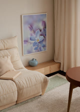 Tableau avec fleur lilas au premier plan, boutons délicats floutés, tons lavande, blanc et mauve, style photographique doux et apaisant. Disponible sur kudeko.com