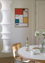 Wandbild mit Rechtecken in Ziegelrot, Petrolblau, Senfgelb und Weiß, kräftigen schwarzen Linien und modernem geometrischem Stil im Bauhaus-Look. Erhältlich auf kudeko.com