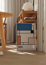 Quadro emoldurado com composição geométrica de retângulos em azul intenso, branco, laranja coral, rosa suave e azul-marinho, com tipografia Bau e estilo gráfico moderno. Disponível em kudeko.com