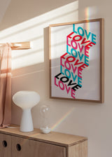 Cuadro decorativo de estilo minimalista y geométrico colocado en salón, composición tipográfica LOVE en colores vibrantes, modelo Love Colors