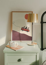 Cuadro decorativo de estilo minimalista y ilustración colocado en habitación infantil, perros aventureros en furgoneta vintage, modelo Adventure gang