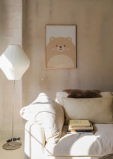 Gerahmtes Wandbild mit niedlichem beigem Bären, cremefarbenem Bauch, rosa Wangen, hellgrauem Hintergrund und kindlichem Stil mit weichen, minimalistischen Formen. Erhältlich auf kudeko.com