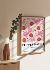 Cuadro decorativo de estilo minimalista y ilustración colocado en salón, patrón floral en tonos rosa y rojo, modelo Blossom Collection XVI