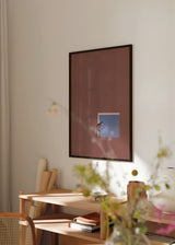 Tableau avec figure solitaire penchée devant une ouverture rectangulaire bleue, sur fond brun rougeâtre uni, dans un style minimaliste et contemplatif. Disponible sur kudeko.com