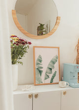 Cuadro decorativo de estilo minimalista y mar_y_playa colocado en salón, hojas tropicales en tonos suaves, modelo Blush Banana Leaves