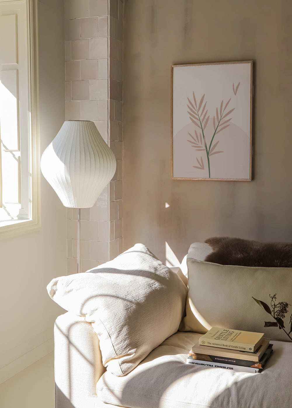 Cuadro decorativo de estilo minimalista y nórdico colocado en dormitorio, hoja botánica en rosa empolvado, modelo Botanical Pink Leaf