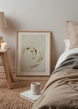 Cuadro decorativo de estilo minimalista y nórdico colocado en dormitorio, fotografía minimalista de una rosa blanca, modelo Una Rosa Blanca
