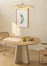 Cuadro decorativo de estilo minimalista y nórdico colocado en salón, rama decorativa de hojas verdes, modelo Rama & Hojas III