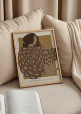 Gerahmtes Wandbild mit sitzender Frauenfigur, vereinfachter Silhouette, gemusterter Kleidung in Braun, Beige und Sand, warmem Hintergrund und minimalistischem Stil. Erhältlich auf kudeko.com