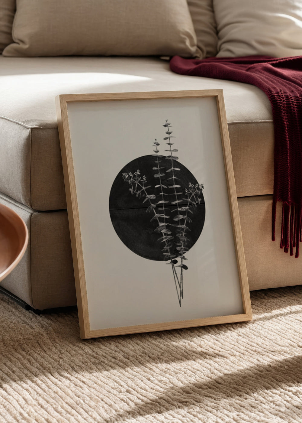 Tableau avec branches d’eucalyptus en noir et blanc sur grand cercle noir, composition botanique au style minimaliste, fond clair et lignes épurées. Disponible sur kudeko.com