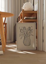 Cuadro decorativo de estilo minimalista y nórdico colocado en salón, jarrón con flores en trazo lineal, modelo Vase Sketch
