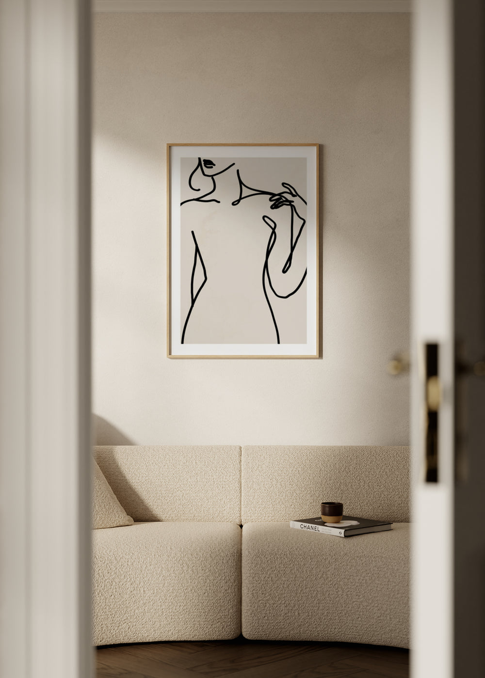 Wandbild mit weiblicher Figur in schwarzen Linien auf hellbeigem Hintergrund, mit Gesicht, Oberkörper und Hand in eleganter minimalistischer Komposition und stilvoller Ausstrahlung. Erhältlich auf kudeko.com
