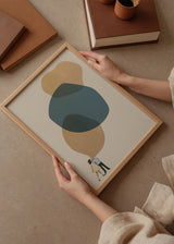 Cuadro decorativo de estilo minimalista y orgánico colocado en salón, composición abstracta orgánica con figuras pequeñas, modelo A thousand stories to tell you